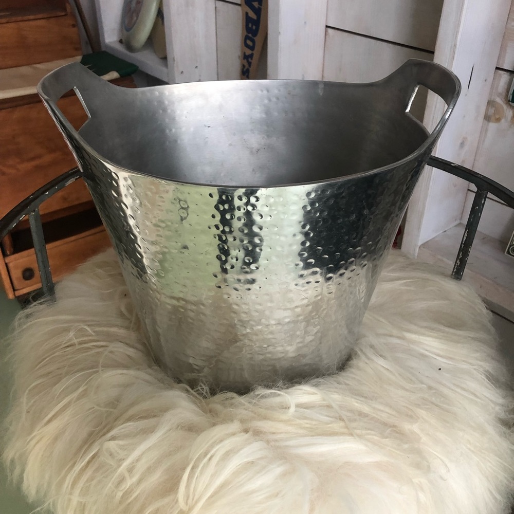 Ice/wine bucket.